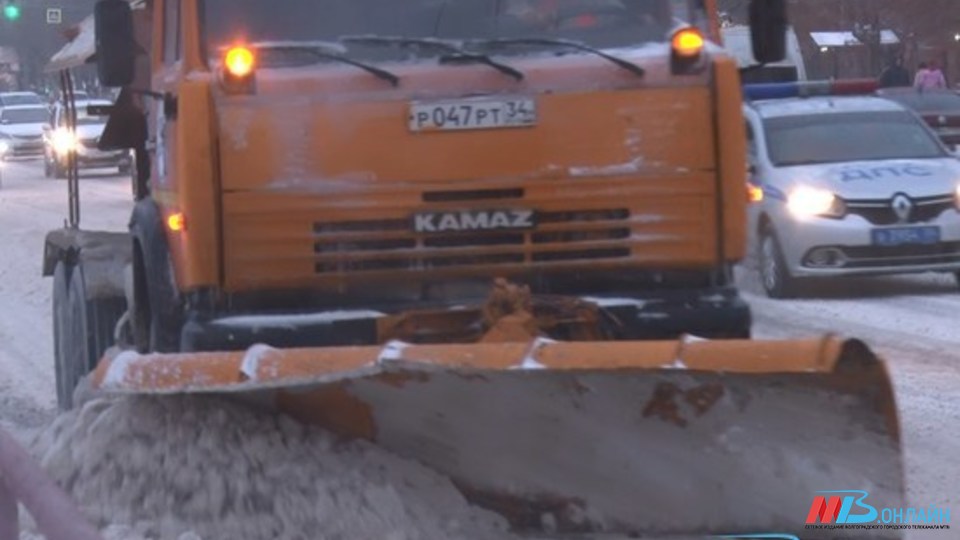 Снег на улицах Волгограда убирают 100 машин