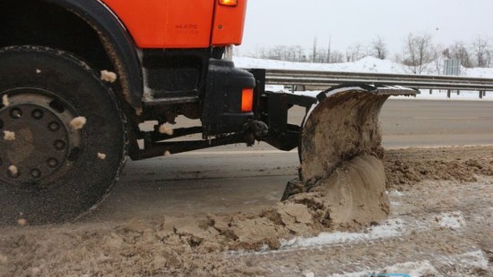 За день дорожники использовали 1000 тонн песко-соляной смеси в Волгограде