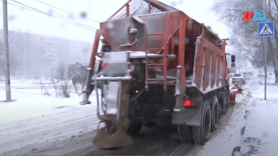 Дороги Волгограда продолжают расчищать от снега