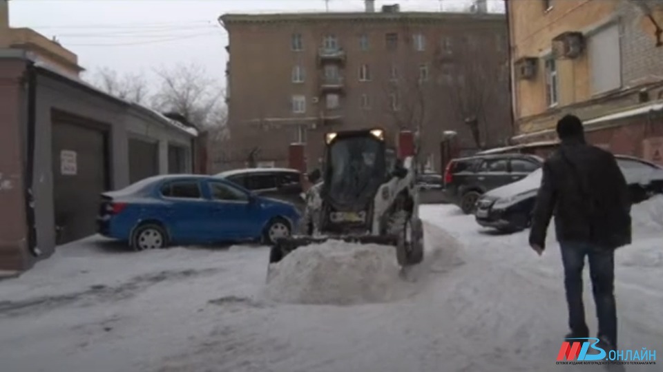 1800 человек убирают снег во дворах и тротуарах в Волгограде