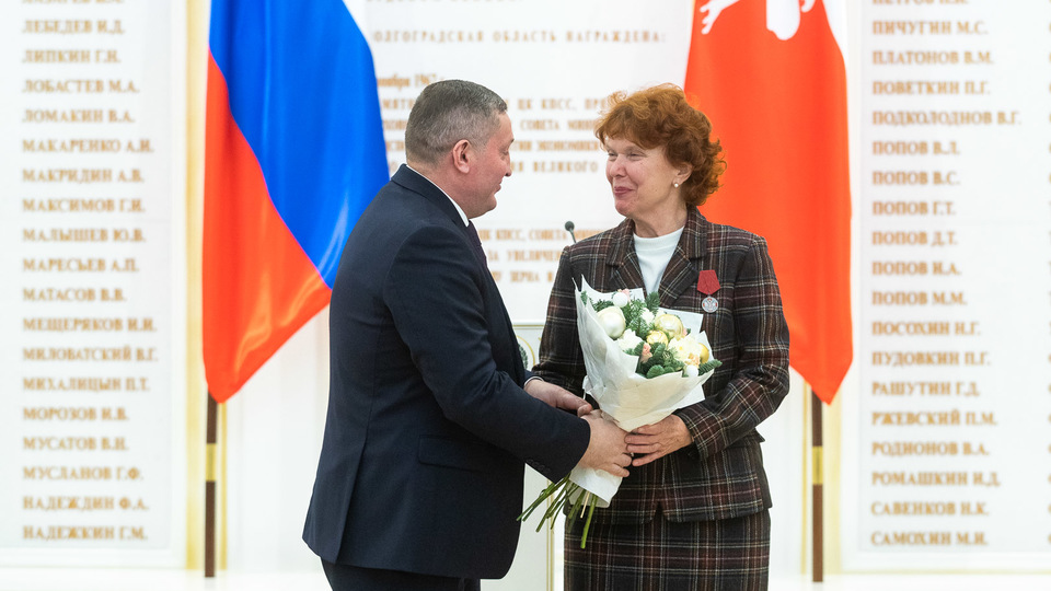 Андрей Бочаров вручил жителям Волгоградской области государственные награды