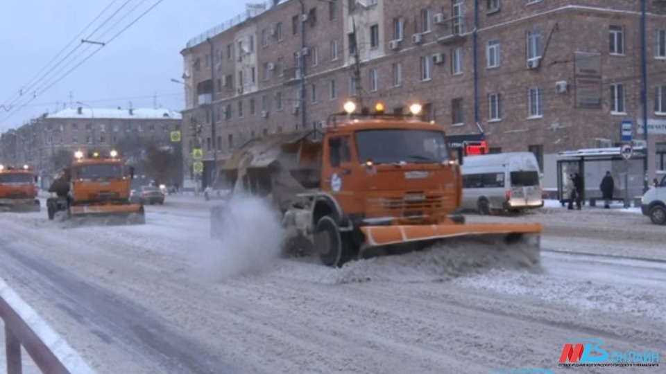 Дорожно-коммунальные службы устраняют последствия снегопада в Волгограде