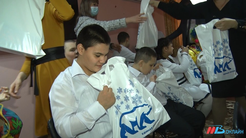 Активисты партии «Единая Россия» устроили новогодний праздник детям-инвалидам в Волгограде