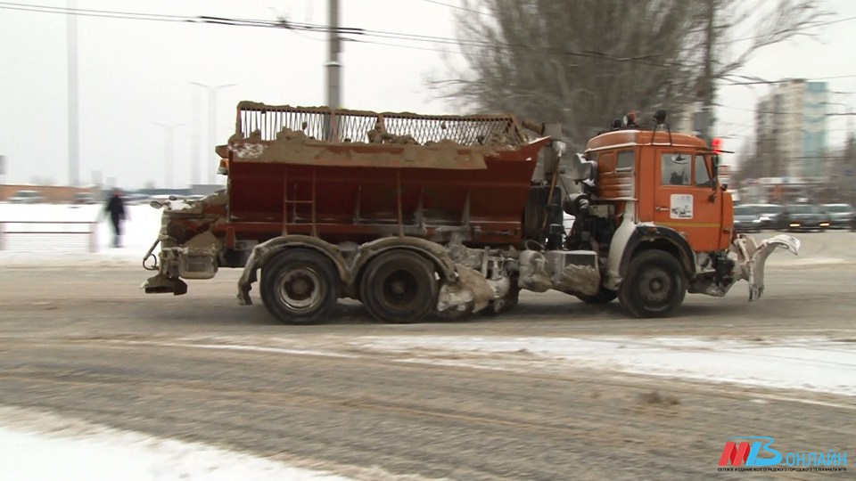 Дорожные службы за ночь очистили от снега основные магистрали Волгограда