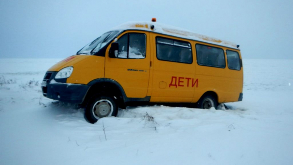 Замерзший житель Волгоградской области угнал школьный автобус, чтобы доехать до дома