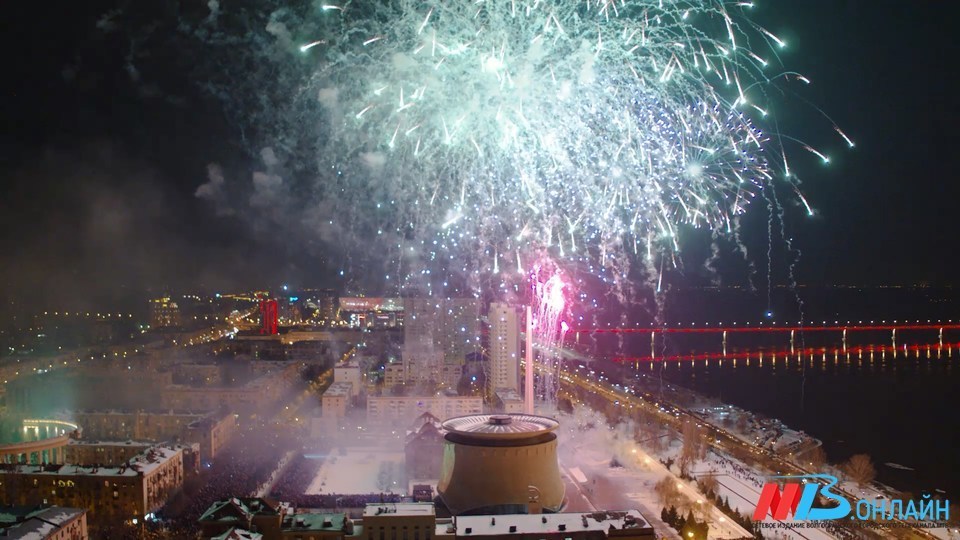 В Волгограде Новый год отметили фейерверком из полутора тысячи залпов