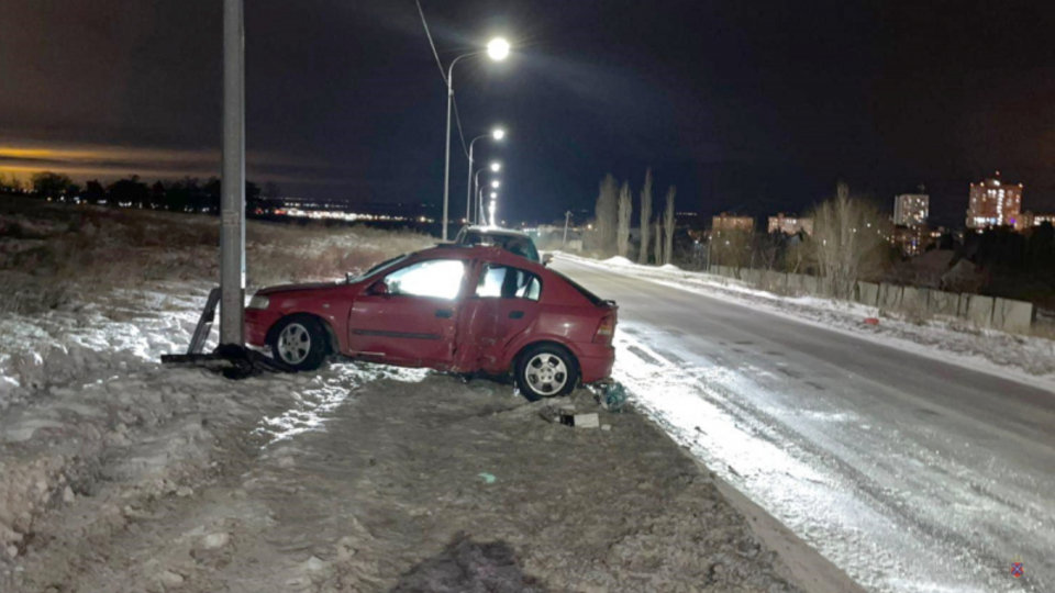 В Волгограде водитель иномарки получил травму лица, наехав на столб