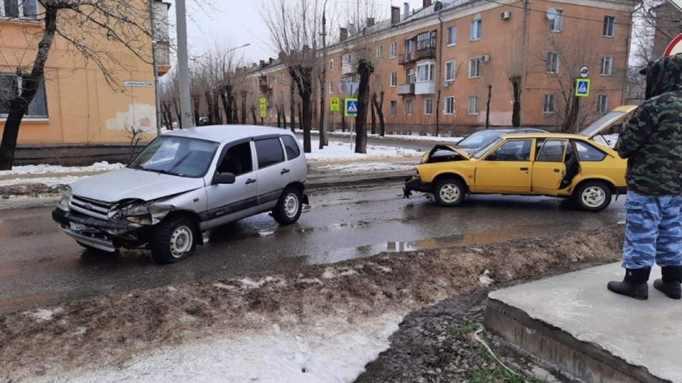 Один человек пострадал в ДТП с раритетным «Москвичом» в Волгоградской области