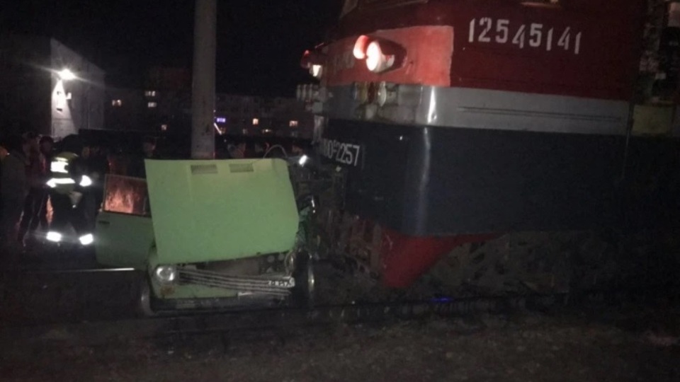На ж/д переезде в Волгограде грузовой поезд протаранил отечественную легковушку
