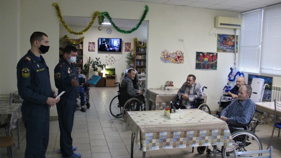 Сотрудники МЧС посетили волгоградский дом-интернат для пожилых и инвалидов