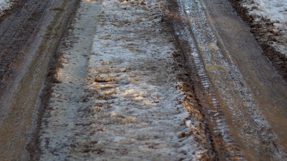 Жители Волгоградской области массово жалуются на ледяные глыбы на улицах