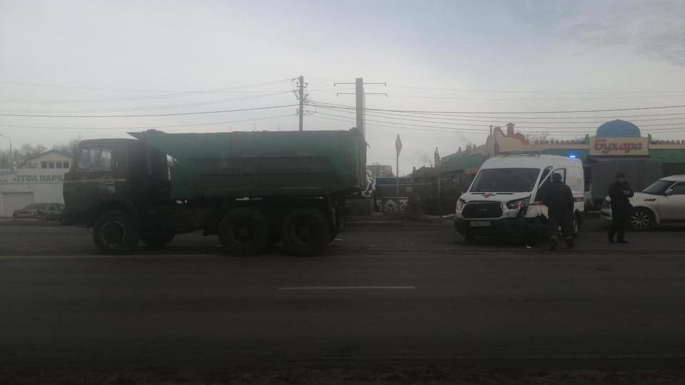 Машина скорой помощи въехала в КамАЗ в Волгограде