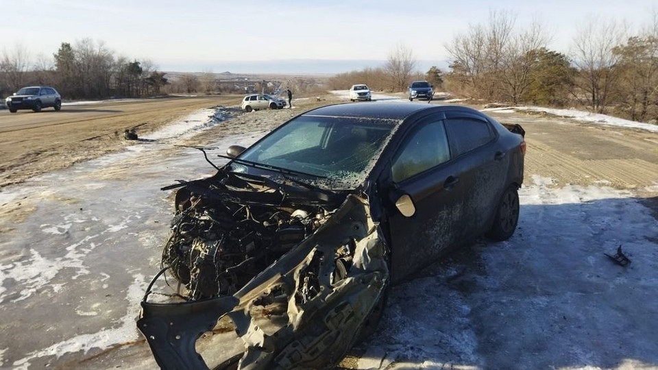 Водитель иномарки пострадал после столкновения с грузовиком под Волгоградом