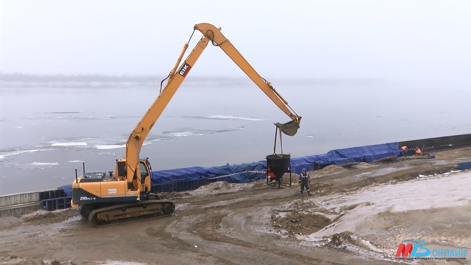 На правом берегу Волги продолжают строить укрепительные гидросооружения
