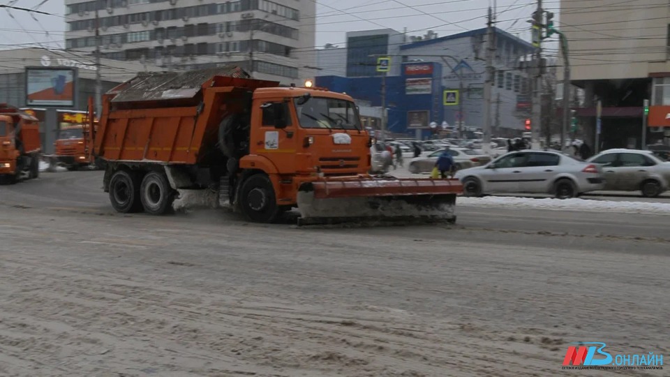 Для уборки улиц от снега в Волгограде привлекли свыше 120 единиц спецтехники