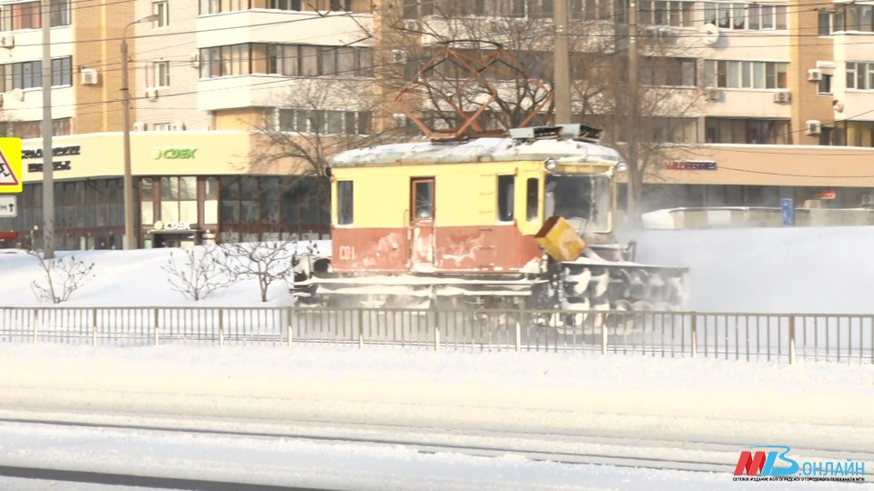 В Волгограде спецтранспорт «Снежок» чистит трамвайные пути