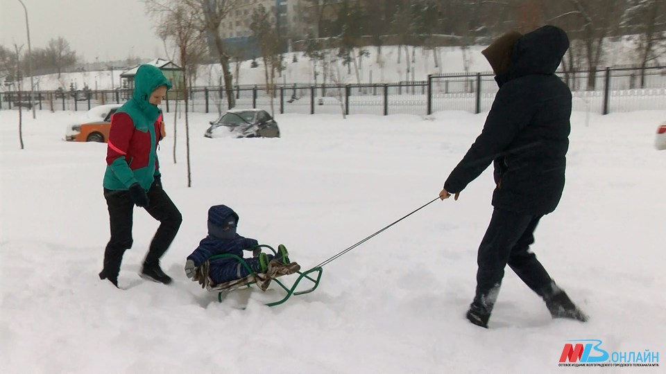Горки, санки и снежки: маленькие волгоградцы дождались самого большого снегопада этой зимы