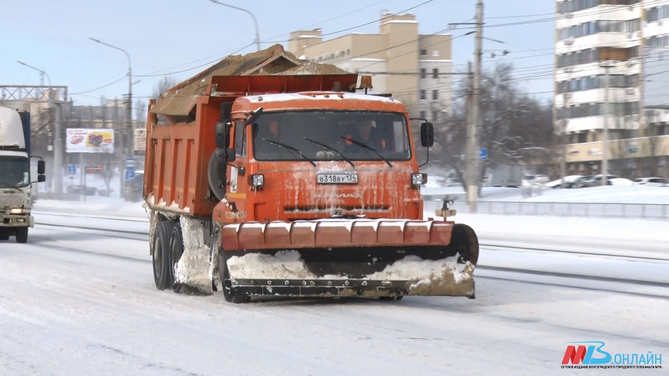 В Волгограде начали очищать от снега второстепенные дороги