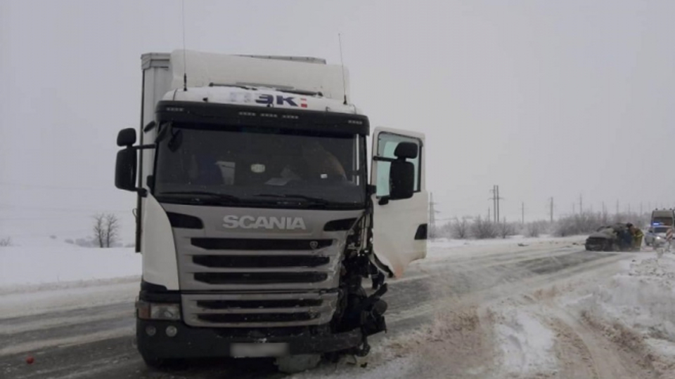 В ДТП с фурой на трассе в Волгоградской области погиб водитель иномарки