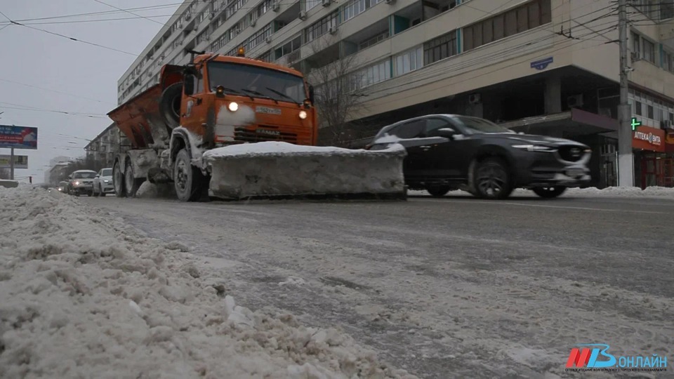 Дорожные службы непрерывно обрабатывают дороги от наледи в Волгограде