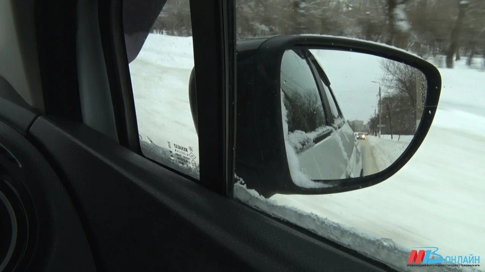Несколько машин попали в снежный плен на территории СНТ в Волгограде