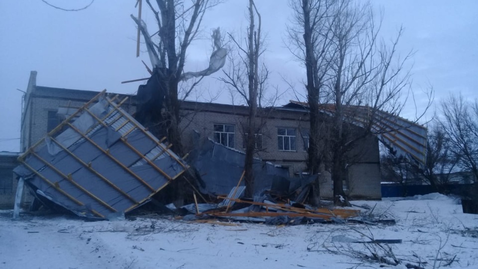 Ураган сорвал крышу школьного спортзала в селе Волгоградской области