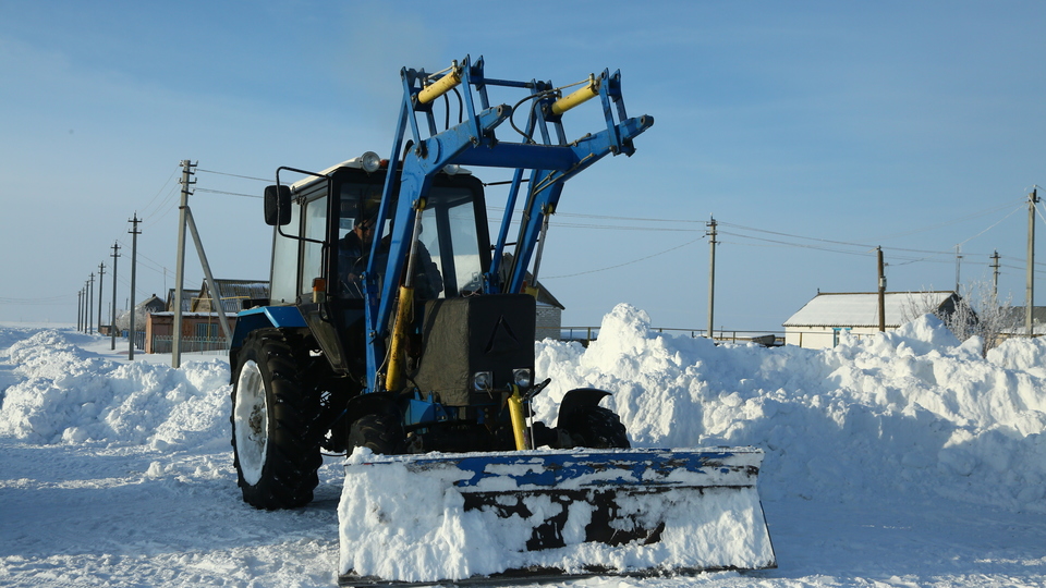 800 машин вышли на расчистку трасс от снега в Волгоградской области