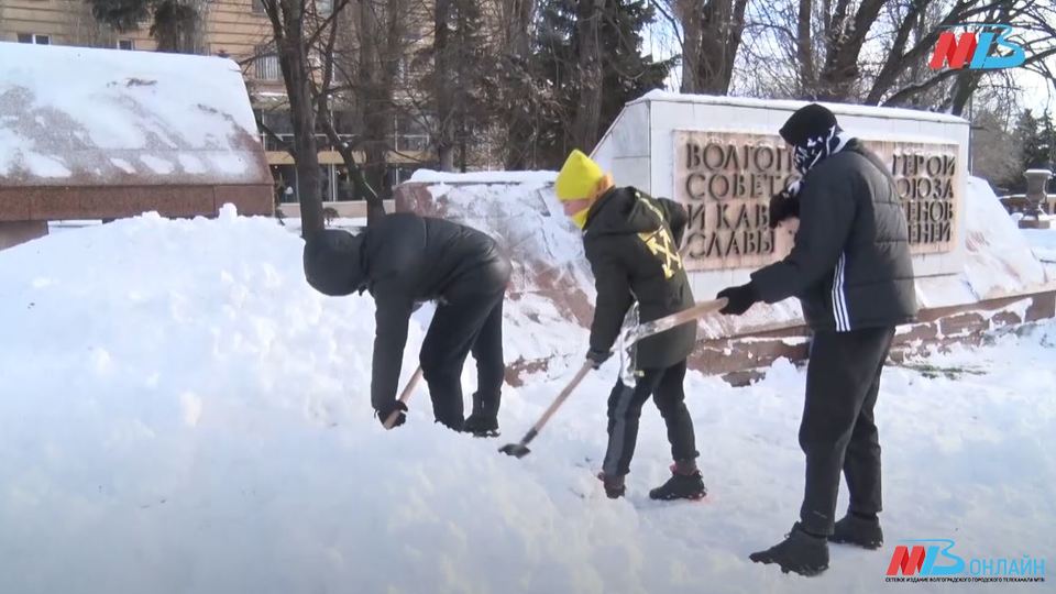 Спортсмены-волонтеры подключились к борьбе со снегом в Волгограде