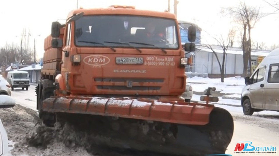 За сутки на дороги Волгоградской области нанесли более 2 тысяч тонн реагентов