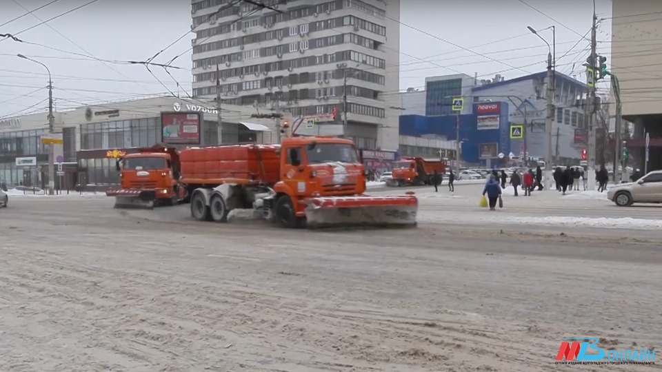 Дорожные службы убирают снег на улицах Волгограда в круглосуточном режиме