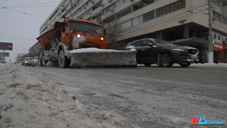 В Волгограде с началом снегопада на дороги вышла спецтехника