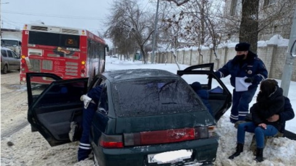 В Волгограде автобус проехал на красный и врезался в легковушку