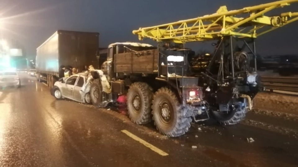 Автомобиль расплющило между двумя грузовиками в Волгограде