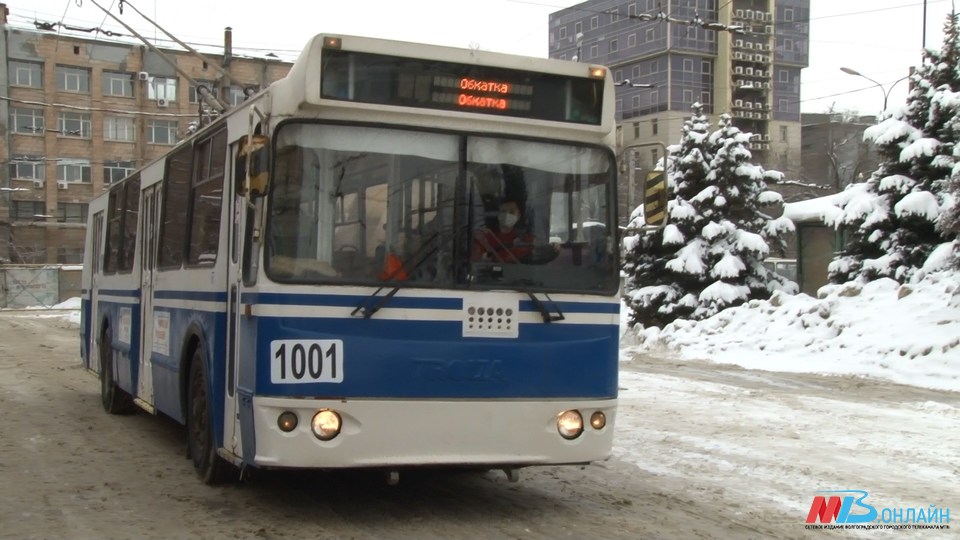 «Книжный троллейбус» поехал по маршруту № 9 в Волгограде