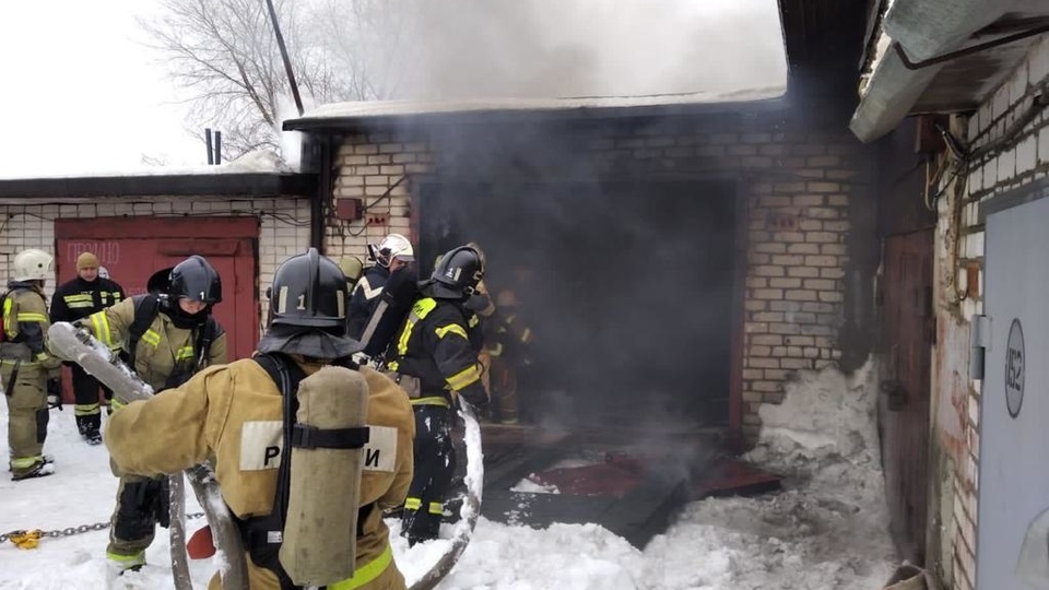 В Волгограде во время пожара в гараже погиб 78-летний мужчина