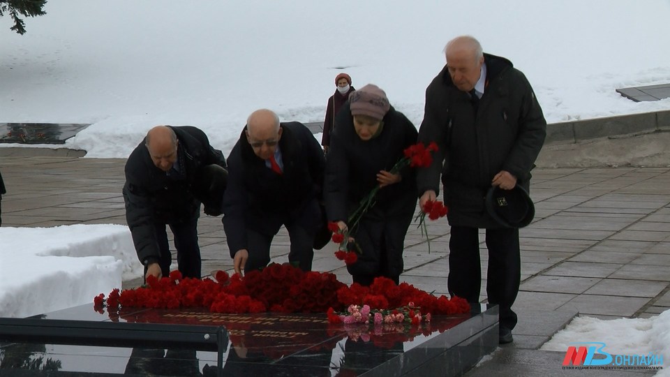 Активисты совета ветеранов Волгограда возложили цветы на Мамаевом Кургане
