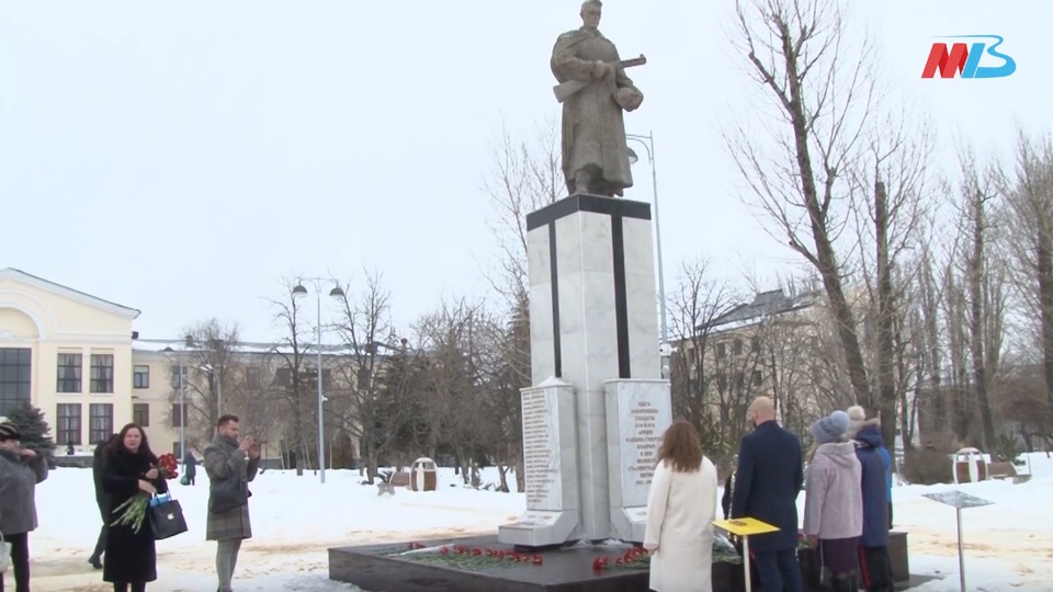Депутат Волгоградской городской Думы возложил цветы от  имени ветеранов