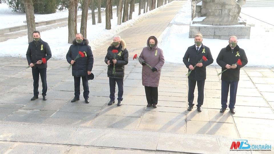 В Волгограде возложили цветы и венки на Мамаевом кургане мэр города и парламентарии