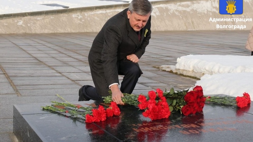 Глава Волгограда Владимир Марченко почтил память защитников Отечества