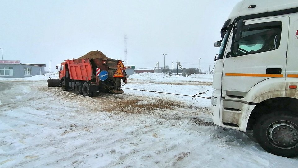 Дорожники под Волгоградом вытащили застрявшие в снегу 3 большегруза