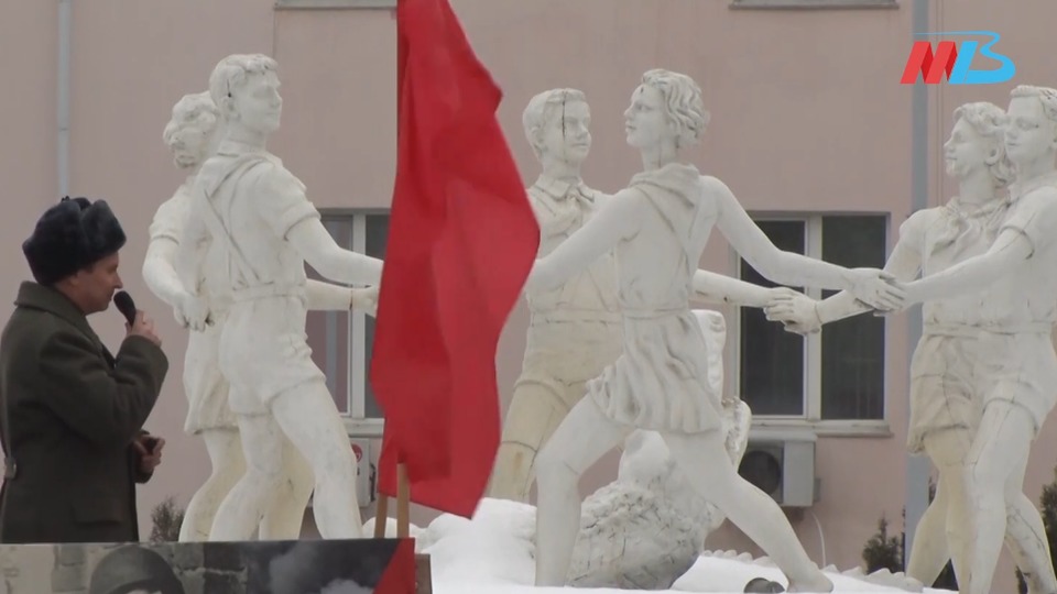 Артисты ДК Тракторозаводского района выступили у фонтана Детский хоровод в Волгограде