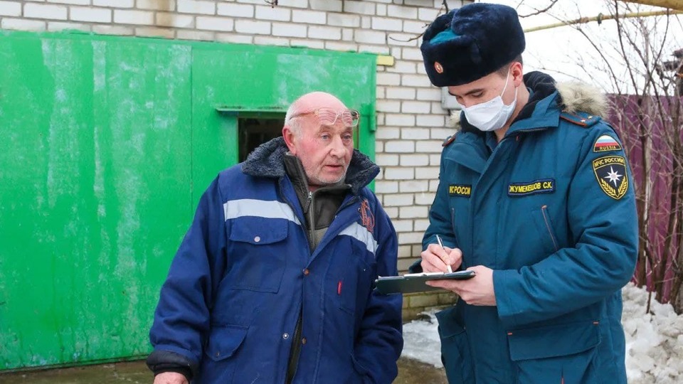 В домах жителей Волгоградской области устанавливают пожарные извещатели