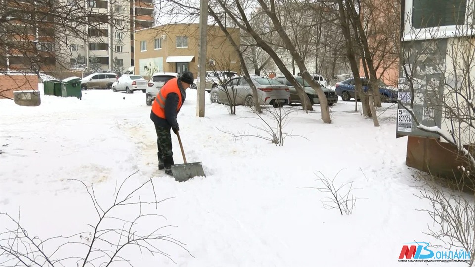 Улицы Волгограда очищают от снега коммунальные службы и 1700 дворников