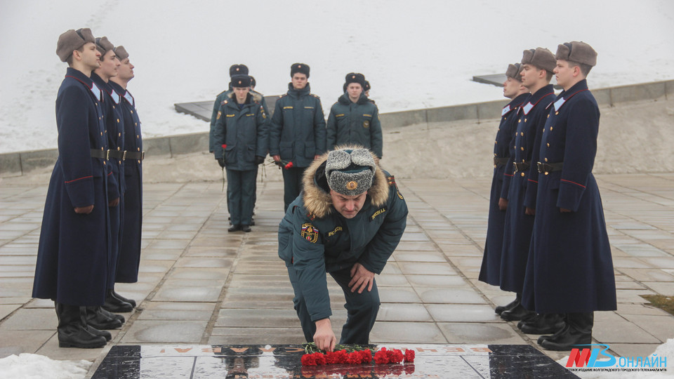 В Волгограде, на главной высоте России, возложили цветы к могиле маршала Василия Чуйкова