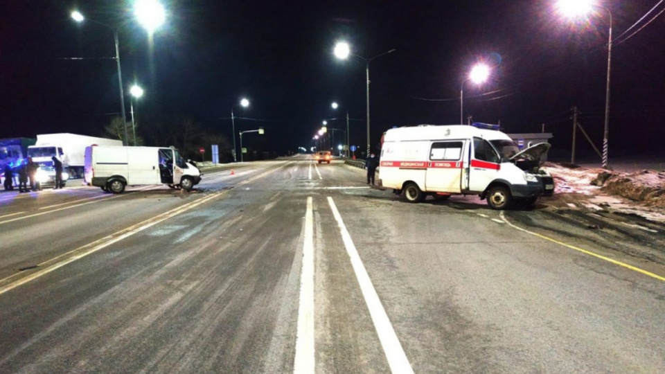 Двое мужчин пострадали в ночном ДТП со скорой под Волгоградом