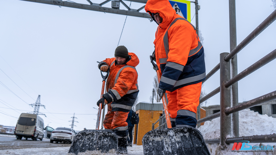 Дороги Волгограда очищают от снега и ремонтируют ямы