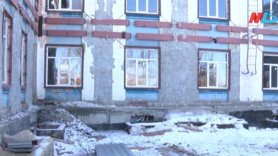 В Волгограде полным ходом идет капитальный ремонт школы № 67 на Ангарском