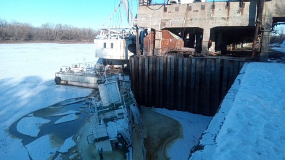 В затоне на юге Волгограда нашли два затонувших катера и нефтяное пятно