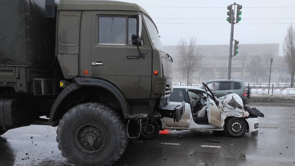 Пожилой мужчина погиб под колесами военного КамАЗа в Волгограде