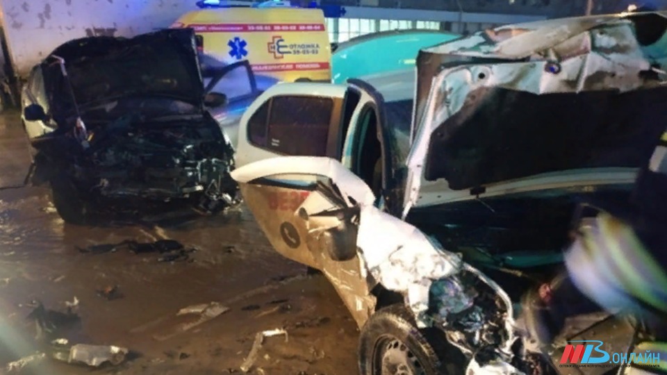 В лобовом ДТП с такси в Волгограде пострадали три человека